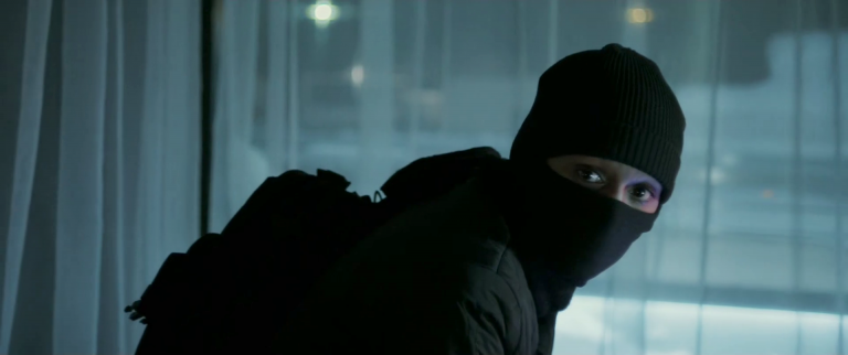 A masked female agent on a burglary - Maskripper Org