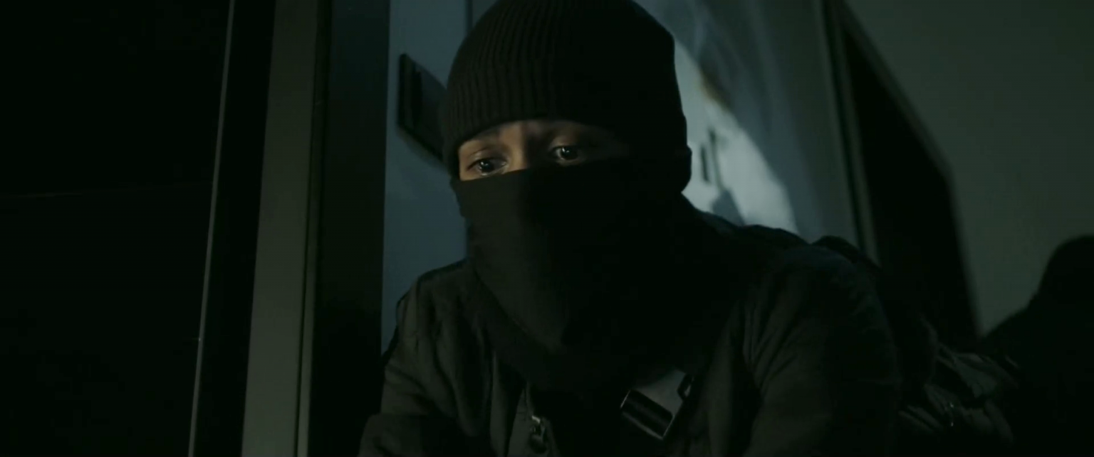 A masked female agent on a burglary - Maskripper Org