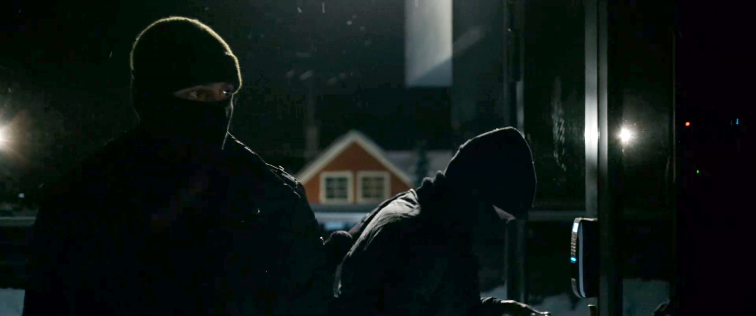 A masked female agent on a burglary - Maskripper Org