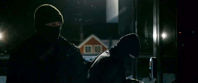 A masked female agent on a burglary - Maskripper Org